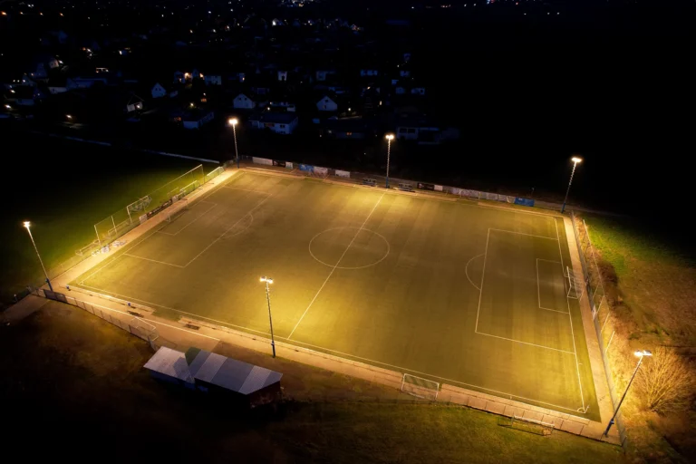 LED Trainingsplatz Flutlicht Nacht Wohngebiet streulichtfrei Salder