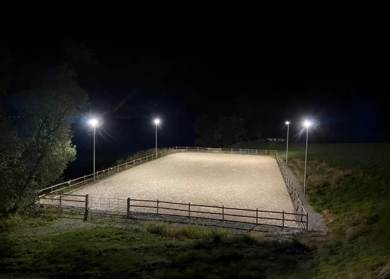 Therapie Reitplatz 1520m2 LED Beleuchtung 4 Masten Gesamtansicht Nacht Österreich