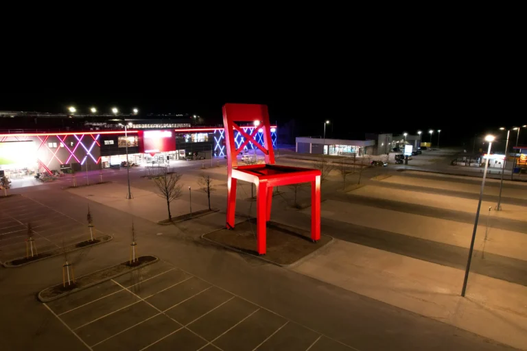XXXLutz roter Stuhl LED Lichtinszenierung Wahrzeichen Nacht Vogelperspektive