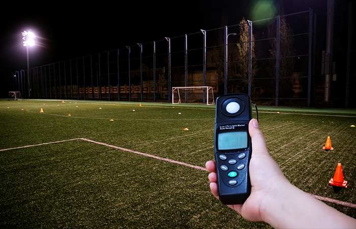 Lichtmessung Fußballplatz: Regelmäßige Beleuchtungsmessung schützt vor Strafen
