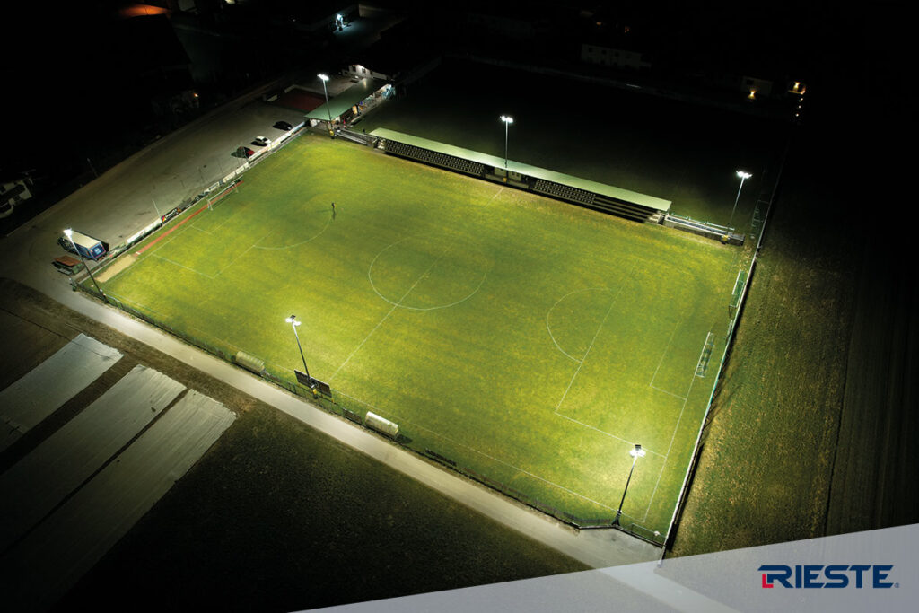 Rieste Fußballplatz Beleuchtung Flutlicht Symmetrie
