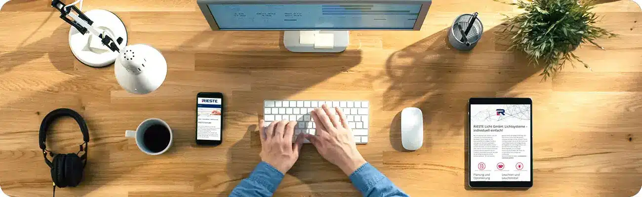 Schreibtisch mit Monitor, Tastatur und Tablet