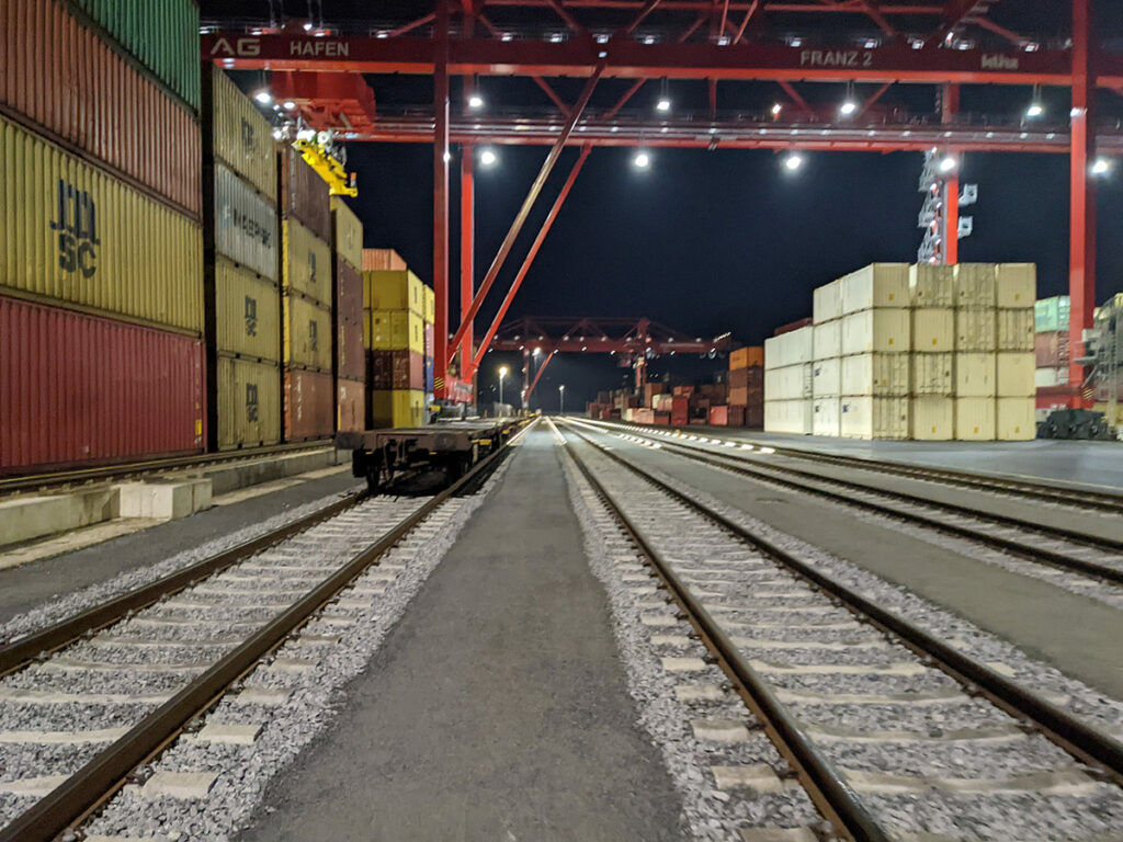 Containerterminal bei Nacht