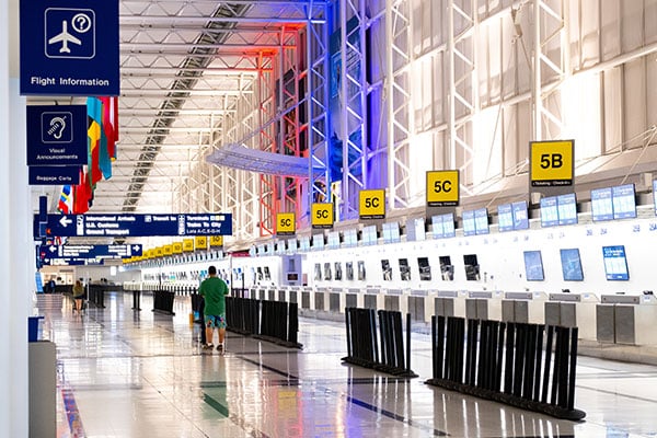 Gute Lichtkonzepte für Flughäfen & Bahnhöfe sorgen für Sicherheit