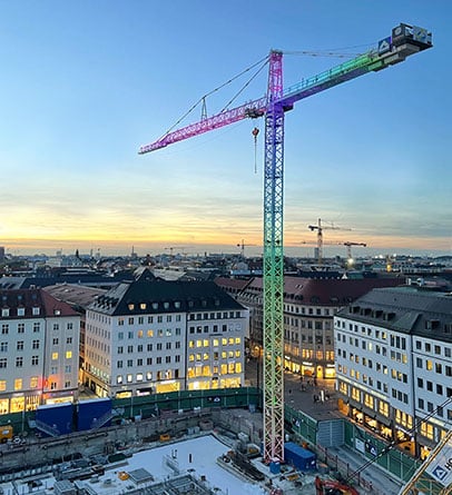 MEGA-Kranbeleuchtung prägt das Stadtbild von München