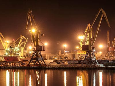 Hafenkräne bei Nacht